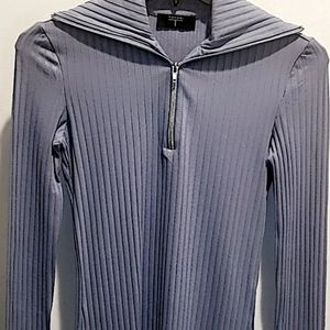 Tahari long sleeve top size small in blue